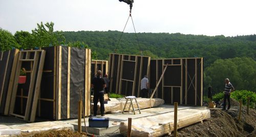 Aufbau eines Holzhaus-Bausatzes